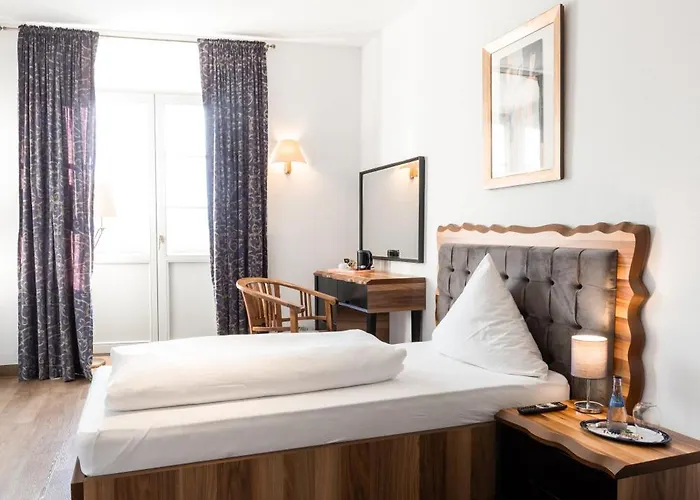 Eventlocation & Schloss Neuburg Отель *