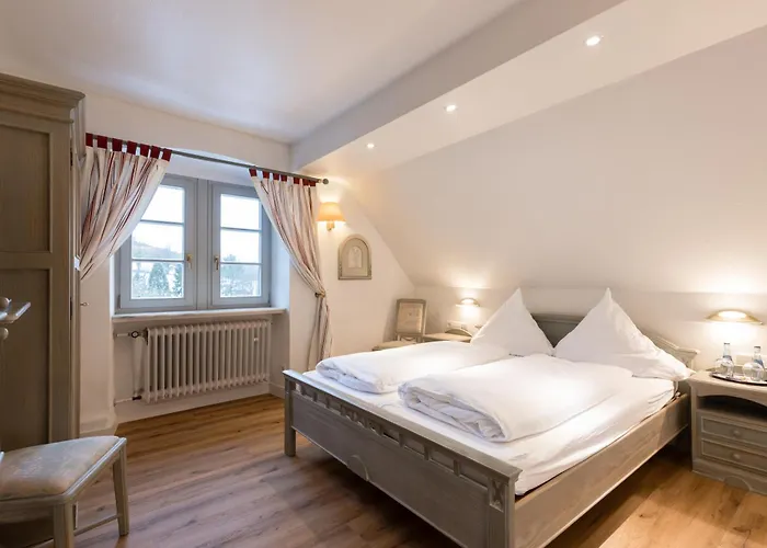 Eventlocation & Schloss Neuburg Отель Obrigheim (Neckar-Odenwald-Kreis)